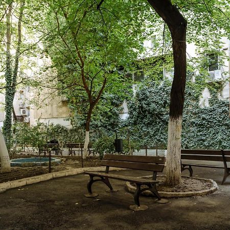 Old Town Historic Apartment With Backyard Mini Park Bucarest Exterior foto